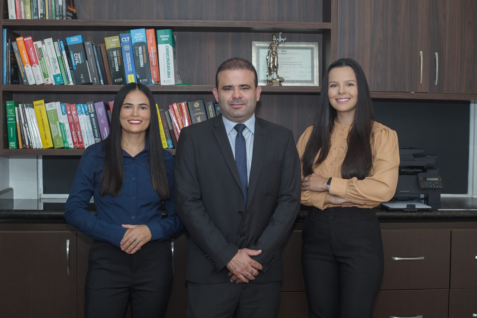 Dra. Dayse, Dr. Paulo Henrique e Dra. Raiane no escritório Meireles & Silva